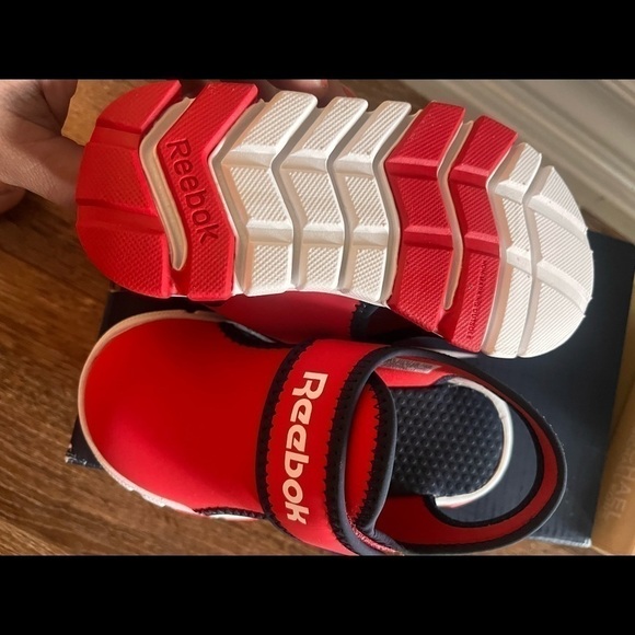 REEBOK sandal red new with tag size 9 - Picture 2 of 4